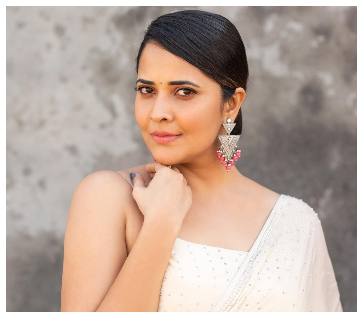 Anasuya Bharadwaj | చిరునవ్వుతో నెటిజన్ల మనుసును దోచుకుంటున్న అనసూయ భరద్వాజ్..