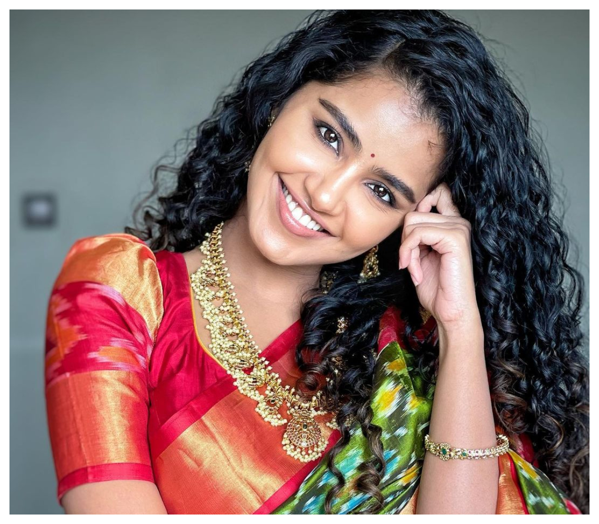 Anupama Parameswaran | మల్టీకలర్ చీరలో మరింత అందంగా అనుపమ పరమేశ్వరన్..