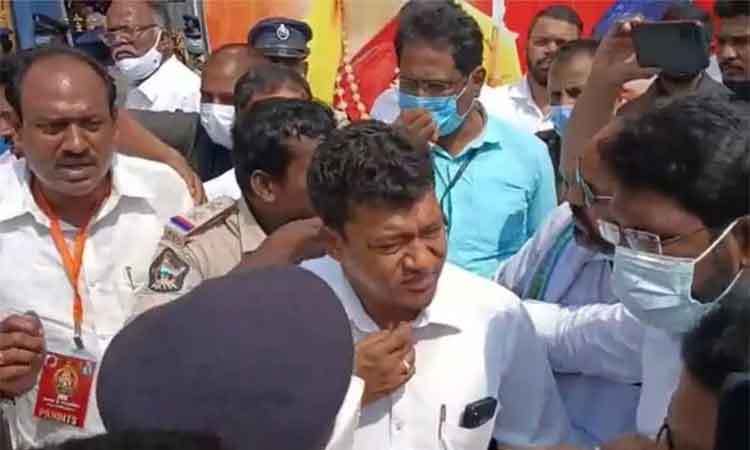 శారదాపీఠం వద్ద ఏపీ మంత్రికి చుక్కెదురు.. పోలీసులతో వాగ్వాదం