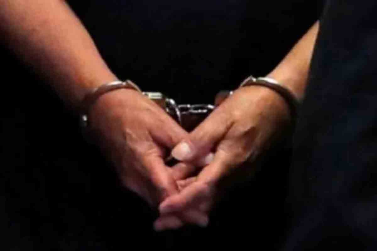 భార్య‌, కూతురి గొంతు కోసిన వృద్ధుడు.. 12 గంట‌ల పాటు శ‌వాల మ‌ధ్యే..