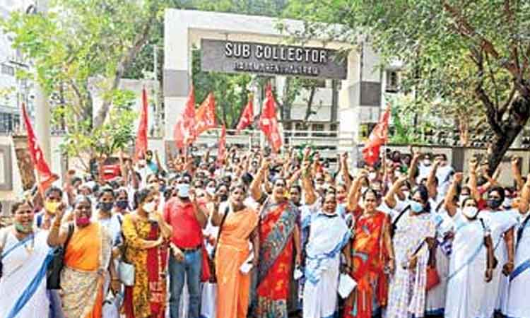 రచ్చకెక్కిన ఆశా వర్కర్లు, మహిళా పోలీసుల వివాదం