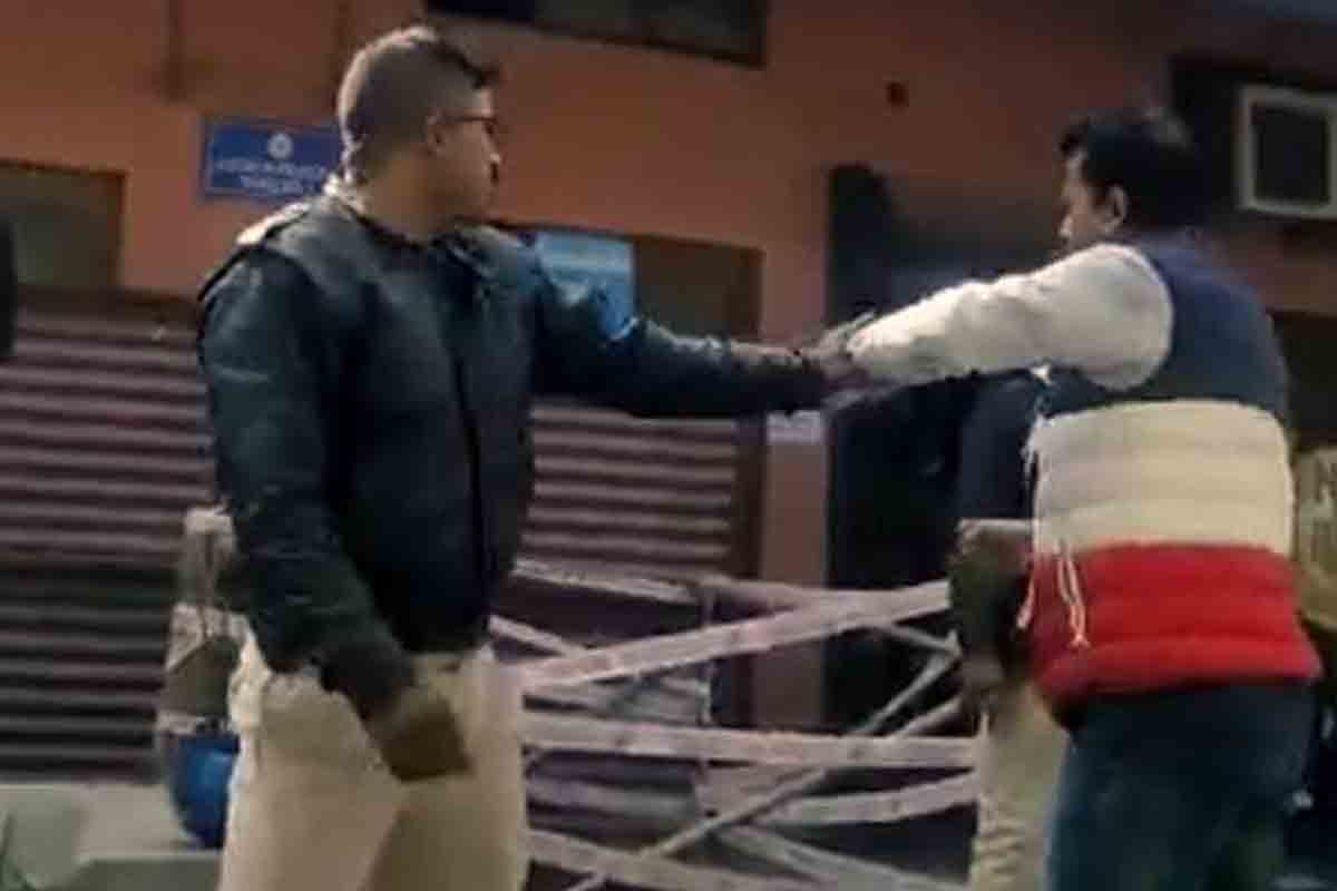 హెల్మెట్ ధ‌రించని పోలీసులు.. ప్ర‌శ్నించిన జ‌ర్న‌లిస్టుపై దాడి