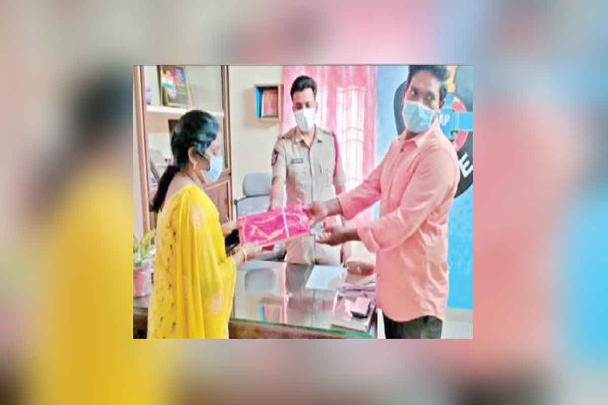 ఈ ఆటో డ్రైవర్‌.. నిజాయితీకి మారు పేరు..