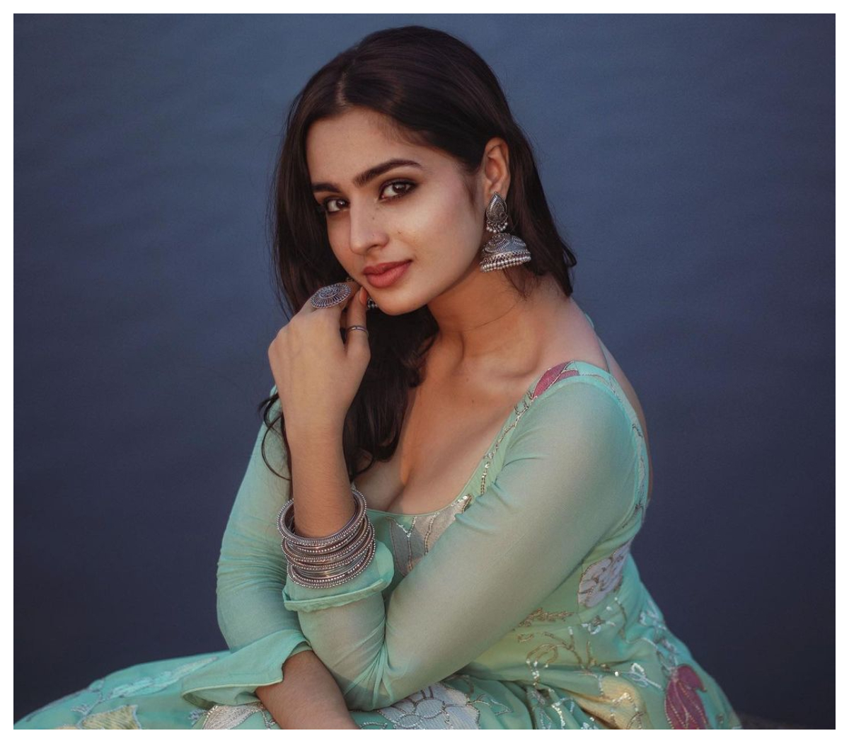 Ayesha Khan | మత్తెక్కించే చూపులతో పిచ్చెక్కిస్తున్న ఆయేషా ఖాన్‌.. వైరల్ స్టిల్స్