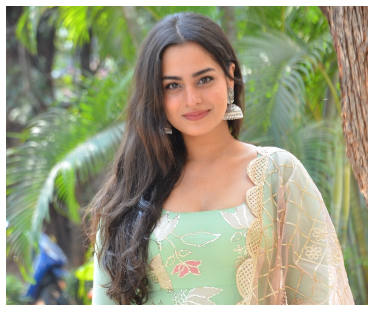 Ayesha Khan | చూపులతో మాయ చేస్తున్న ఆయేషా ఖాన్‌..