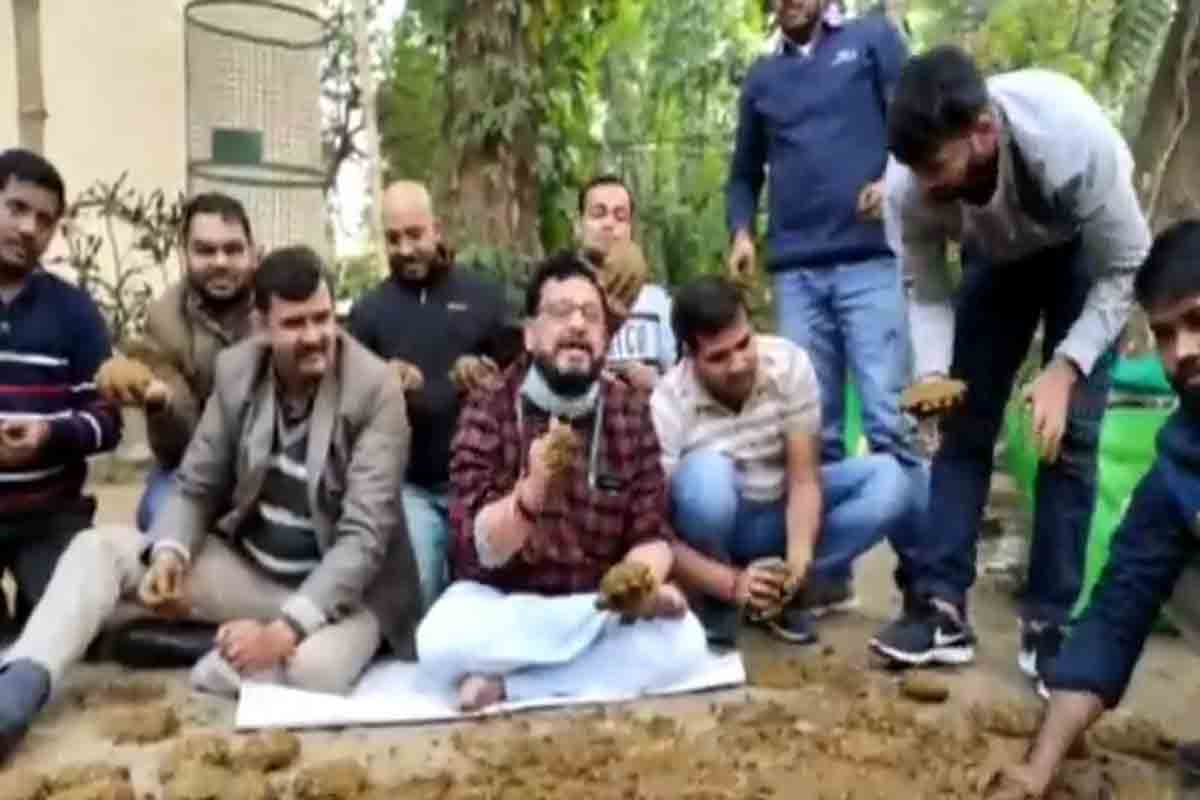 Viral Video: పేడతో పిడకలు చేయడం ఎలా?… యూనివర్సిటీ విద్యార్థులకు శిక్షణ