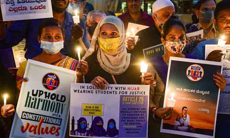 హిజాబ్‌ వద్దు.. బొట్టు వద్దు