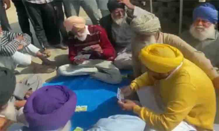 WATCH: స్థానికులతో కలిసి పేకాట ఆడిన పంజాబ్‌ సీఎం చన్నీ