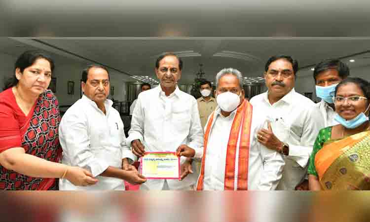 మేడారం జాతరకు రండి.. సీఎం కేసీఆర్‌కు ఆహ్వానపత్రిక అందించిన మంత్రులు