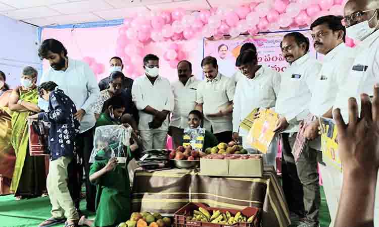 సీఎం కేసీఆర్ బ‌ర్త్‌డే వేడుక‌లు.. మాన‌సిక విక‌లాంగుల‌కు కొత్త బ‌ట్ట‌లు పంపిణీ