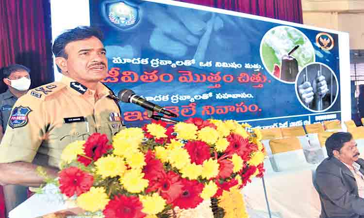 జీవితాలు నాశనం చేసుకోవద్దు