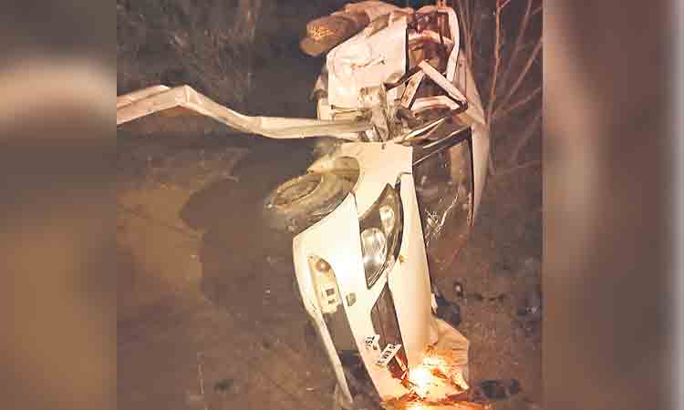 కారు ప్రమాదంలో ముగ్గురి దుర్మరణం