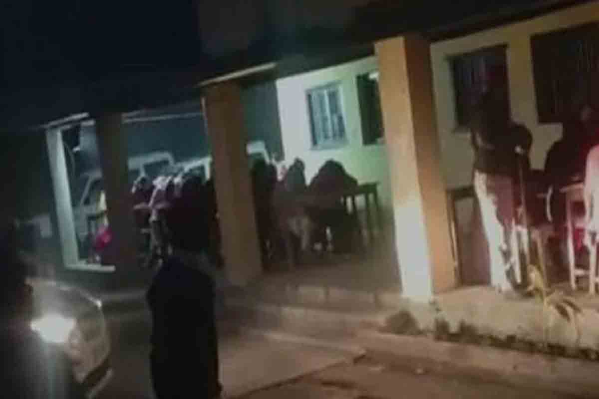 కారు హెడ్‌ లైట్ల కాంతిలో 12వ తరగతి పరీక్ష.. ప్రత్యేక పరిస్థితిగా పేర్కొన్న మంత్రి