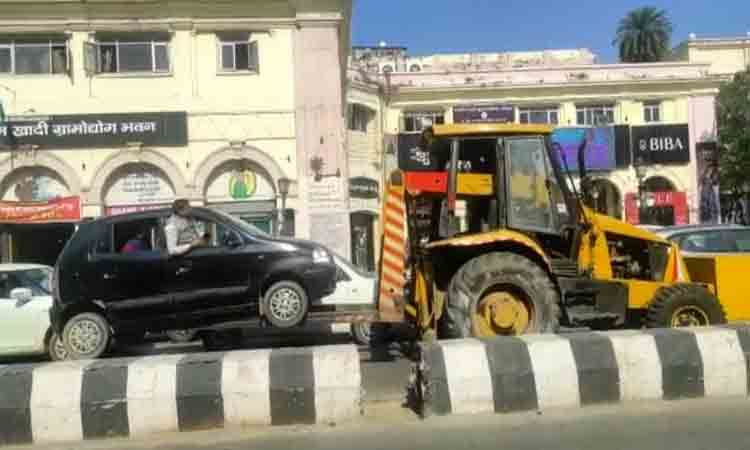 Viral Visuals: కారులో వ్యక్తులున్నప్పటికీ… క్రేన్‌తో లాక్కెళ్లిన సిబ్బంది