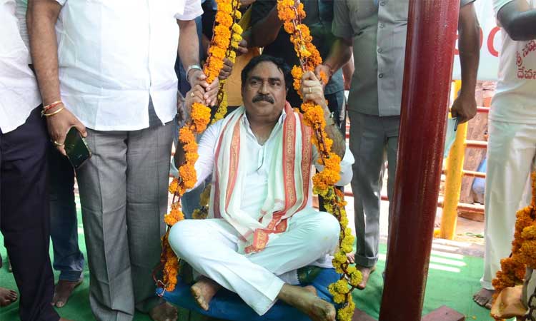 మేడారం జనసంద్రం.. మొక్కులు చెల్లించిన మంత్రి ఎర్రబెల్లి