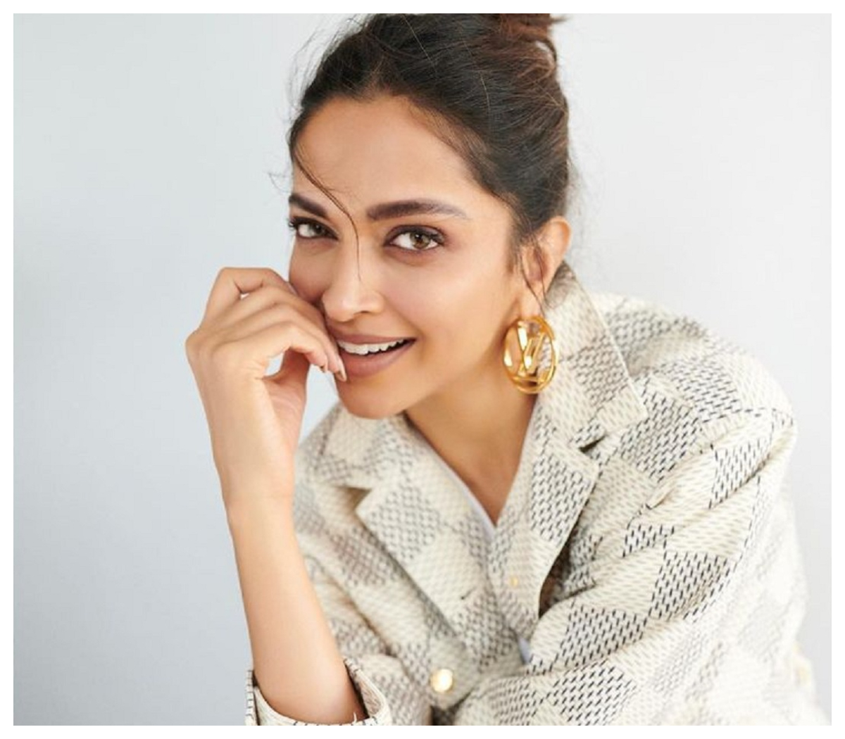 Deepika Padukone | పొట్టి నిక్కర్‌లో అందాల దీపికా పదుకొనే..