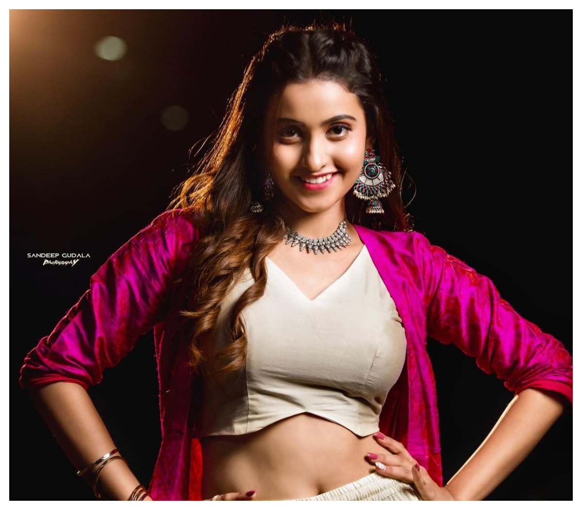 Deepika Pilli | సరికొత్త అందాలతో కైపెక్కిస్తున్న దీపికా పిల్లి..