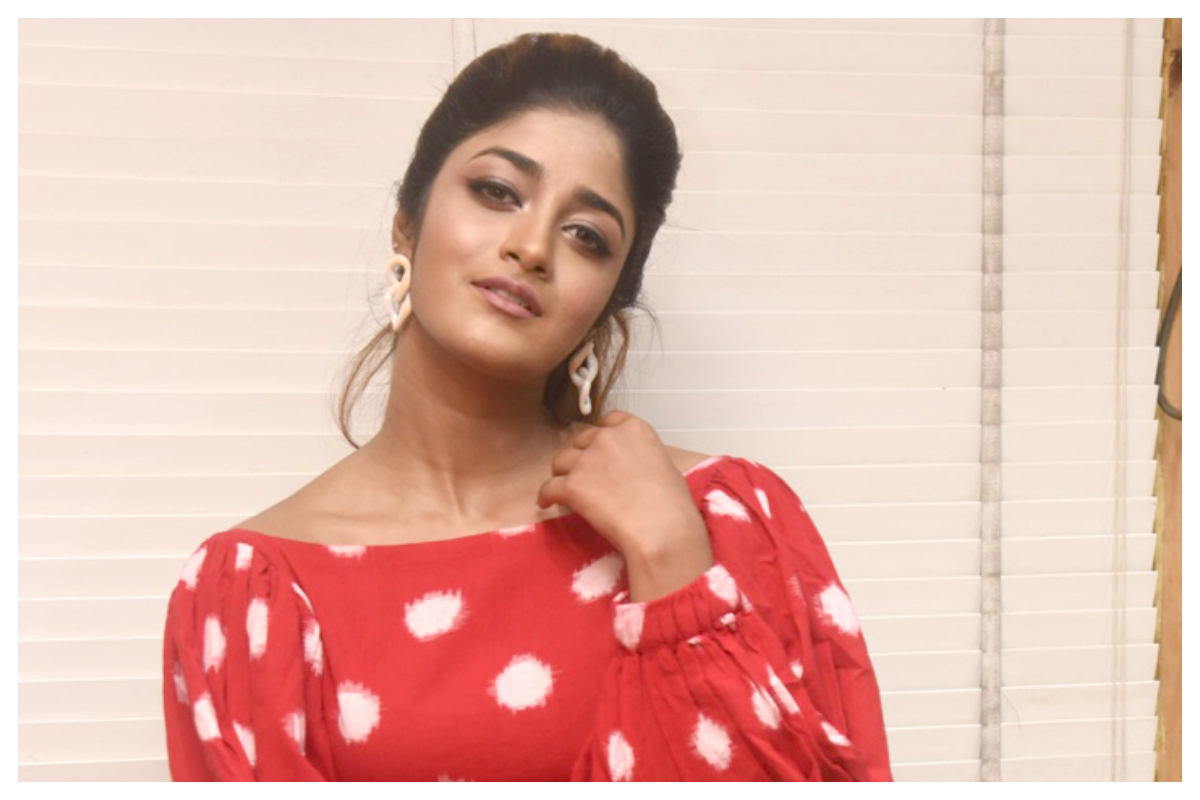 Dimple Hayathi | రెడ్‌ డ్రెస్‌లో డింపుల్ హయతి హొయలు..