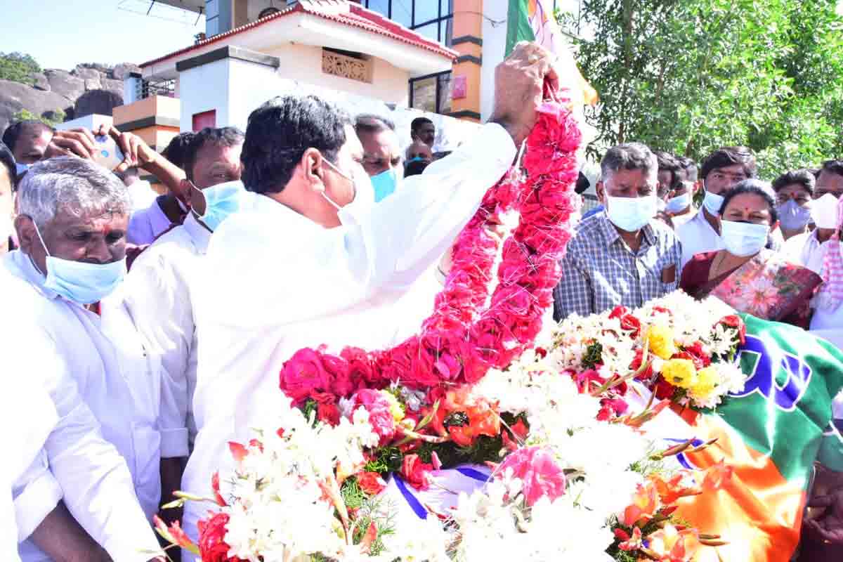 మాజీ ఎంపీ జంగారెడ్డి పార్థివదేహానికి మంత్రి ఎర్ర‌బెల్లి ద‌యాక‌ర్ రావు నివాళులు