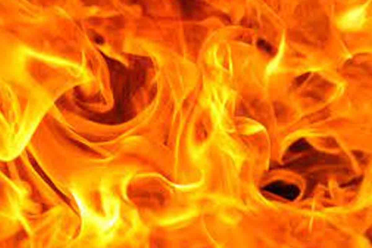 బేగంపేట ఎయిర్‌పోర్టు రోడ్డులో అగ్నిప్ర‌మాదం