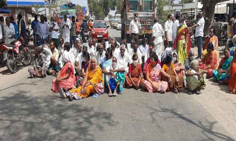 పెట్టుబడి పేరుతో రైతులకు పురుగుమందు వ్యాపారి టోకరా