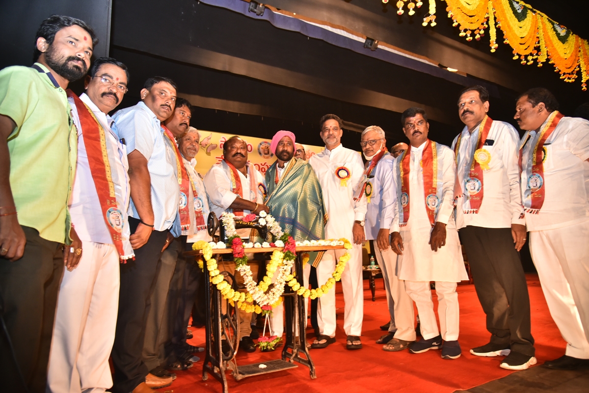 Self-respecting buildings | ఆత్మగౌరవ భవనాలకు భూములిచ్చిన ఘనత కేసీఆర్ దే : రాష్ట్ర బీసీ సంక్షేమ శాఖ మంత్రి గుంగుల కమలాకర్