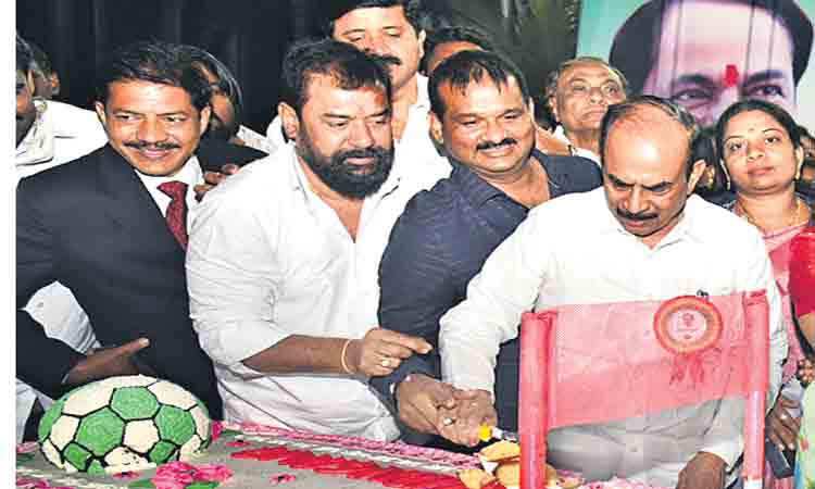 సీఎంపై ప్రత్యేక గీతం