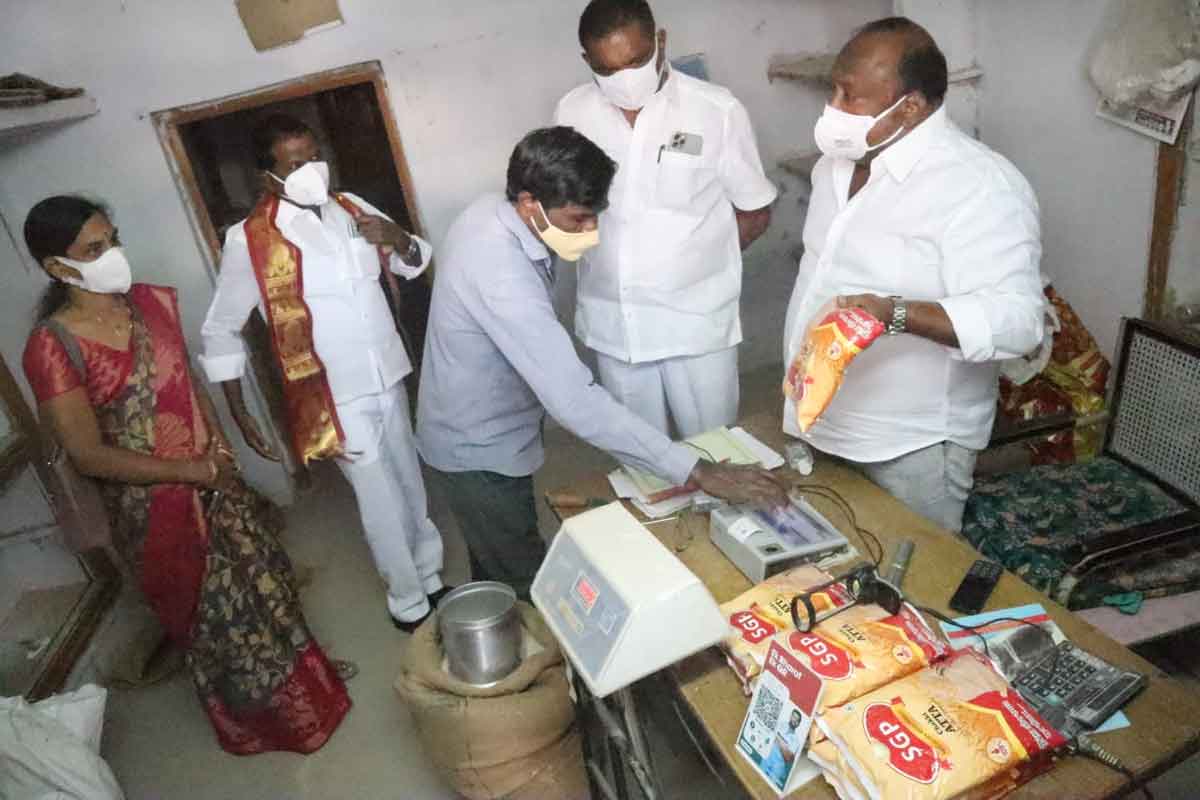 రేషన్ దుకాణంలో మంత్రి గంగుల ఆకస్మిక తనిఖీ