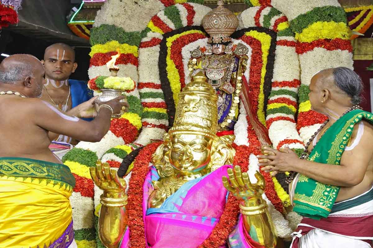 గరుడ వాహనంపై దర్శనమిచ్చిన లోక రక్షకుడు