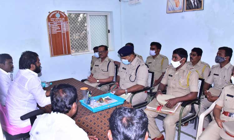 గుడుంబా, గంజాయిని నిర్మూలించాలి.. అధికారులకు మంత్రి ఆదేశం