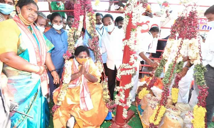 Medaram Jatara | వనదేవతలను దర్శించుకున్న గవర్నర్‌ తమిళిసై