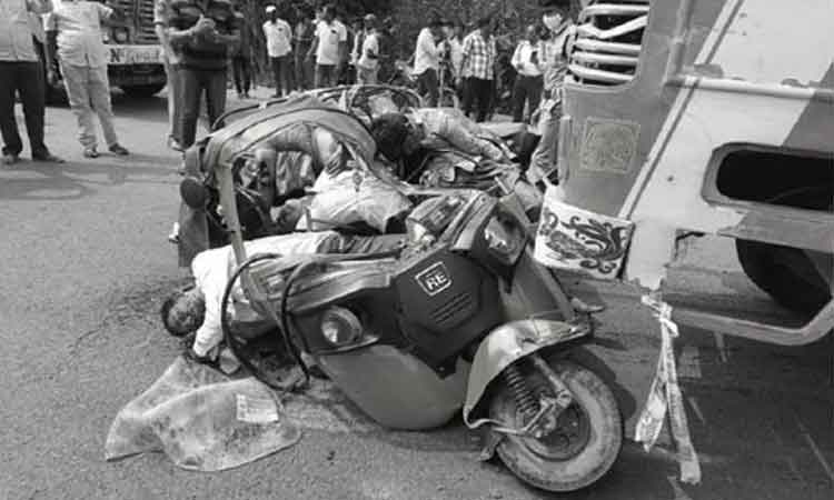 ఆటోను ఢీకొన్న లారీ : ముగ్గురు మృతి