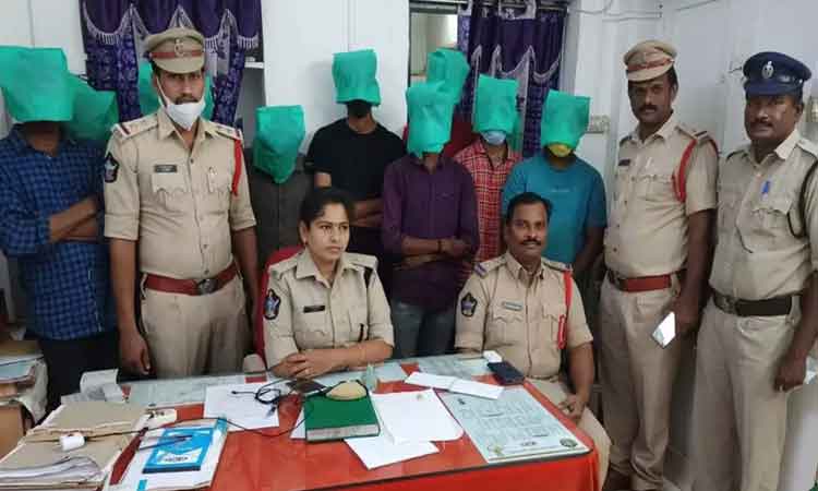 మైనర్‌ బాలికపై లైంగికదాడి.. మొత్తం 64 మంది అరెస్ట్‌