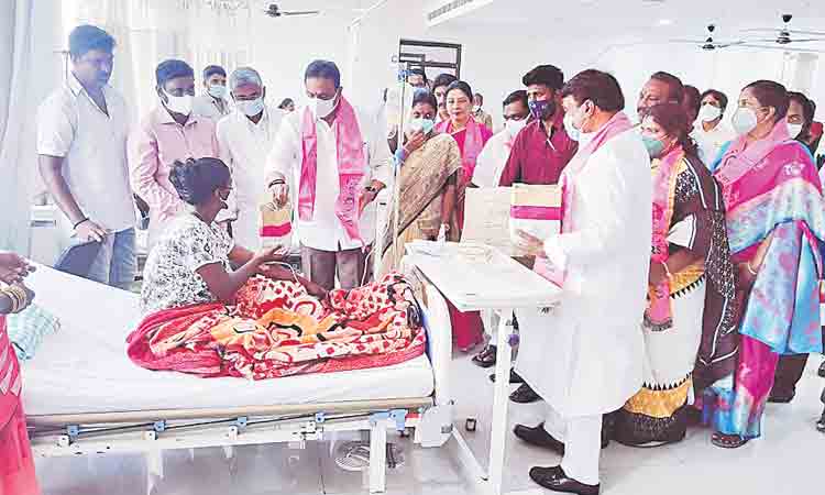 మూడు రోజుల పండుగ జోరుగా అన్నదానాలు