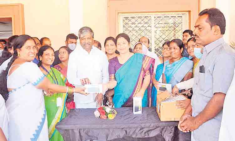 ఆశ వర్కర్లకు మొబైల్‌ ఫోన్లు పంపిణీ