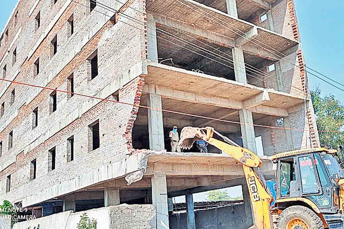 పది అక్రమ నిర్మాణాల కూల్చివేత