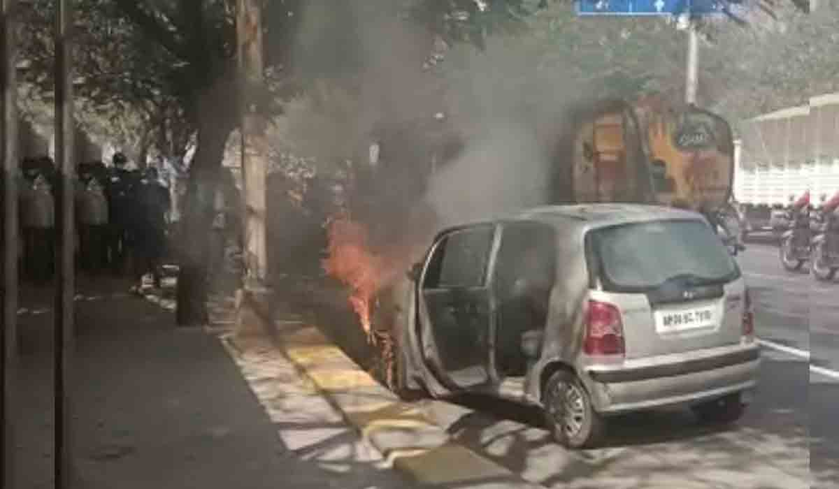 జూబ్లీహిల్స్‌లో తప్పిన ప్రమాదం.. నడుస్తున్న కారులో చెలరేగిన మంటలు