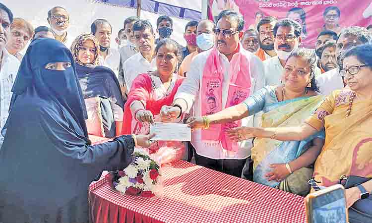 షాదీముబారక్‌ చెక్కులు పంపిణీ