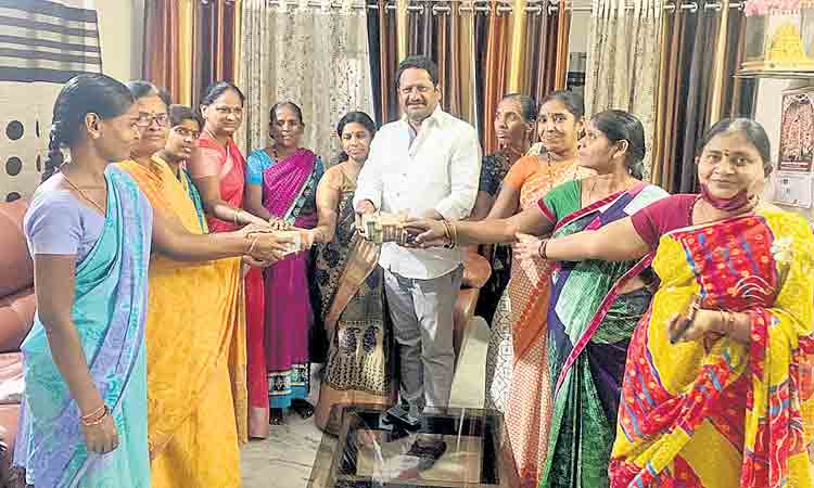 ‘మహిళలు అన్ని రంగాల్లో రాణించాలి’