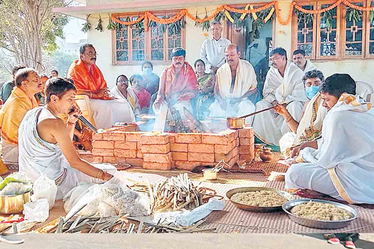 మార్చిలోగా ఉద్యోగులకు ఇండ్ల స్థలాలు