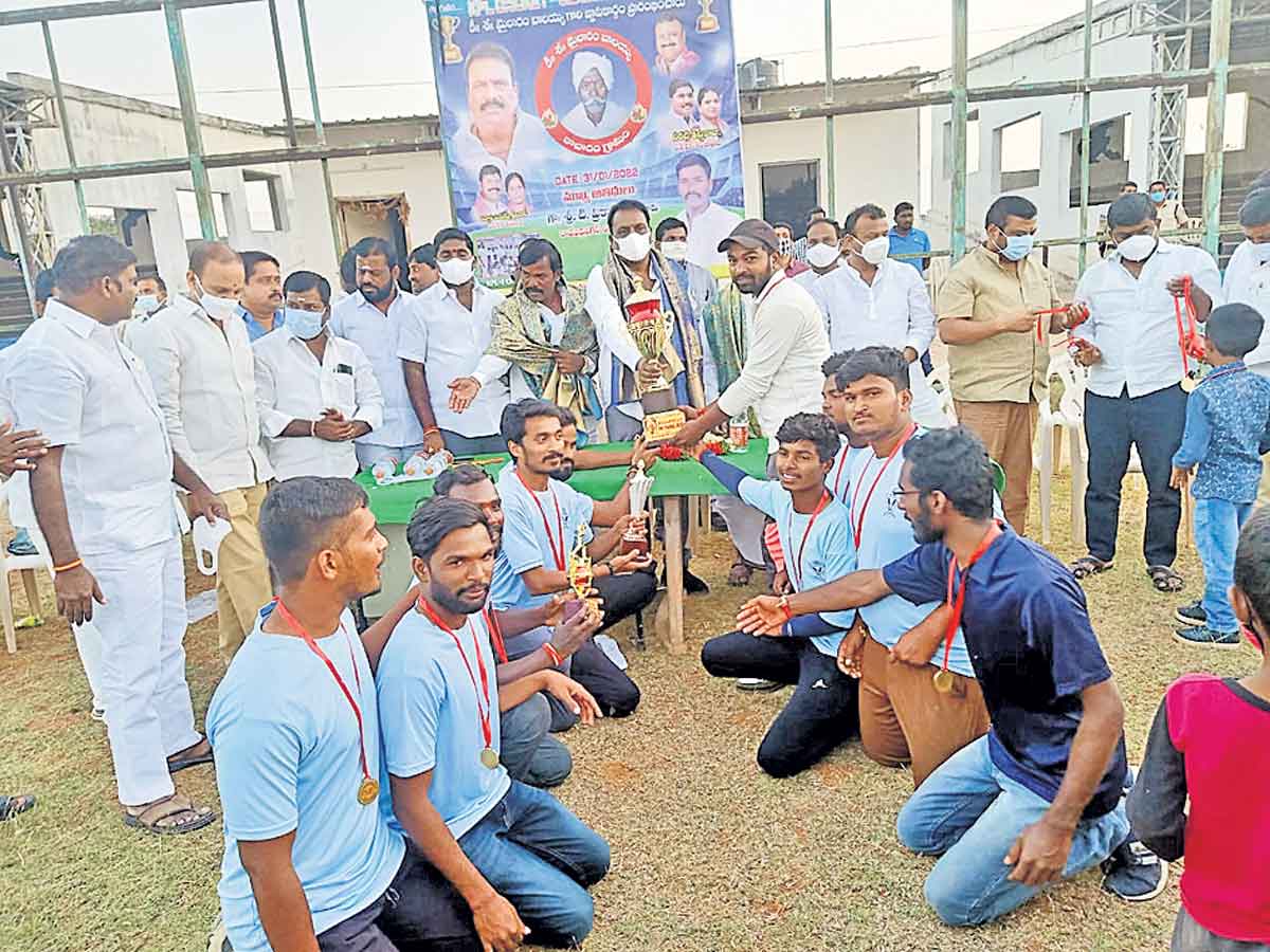 గెలుపోటములు సమానంగా స్వీకరించాలి