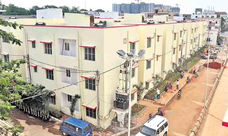 గూడు కల్పించి.. గుండెల్లో నిలిచి..