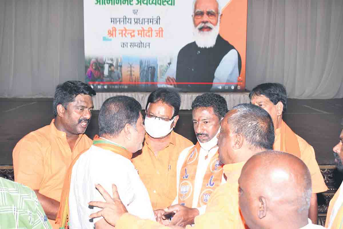 బీజేపీలో ముదిరిన వర్గపోరు