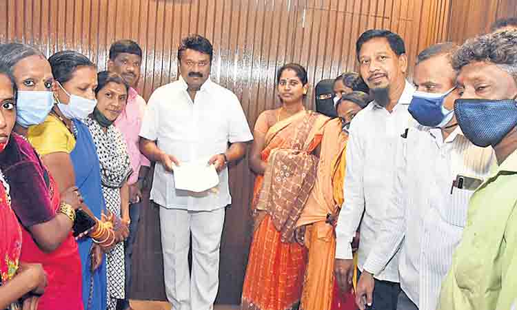 పాఠశాలల అభివృద్ధికి కృషి