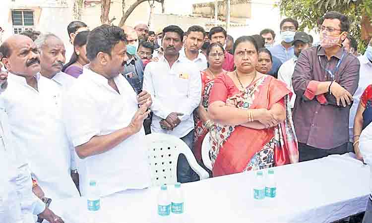 సమస్యలు పరిష్కరిస్తాం