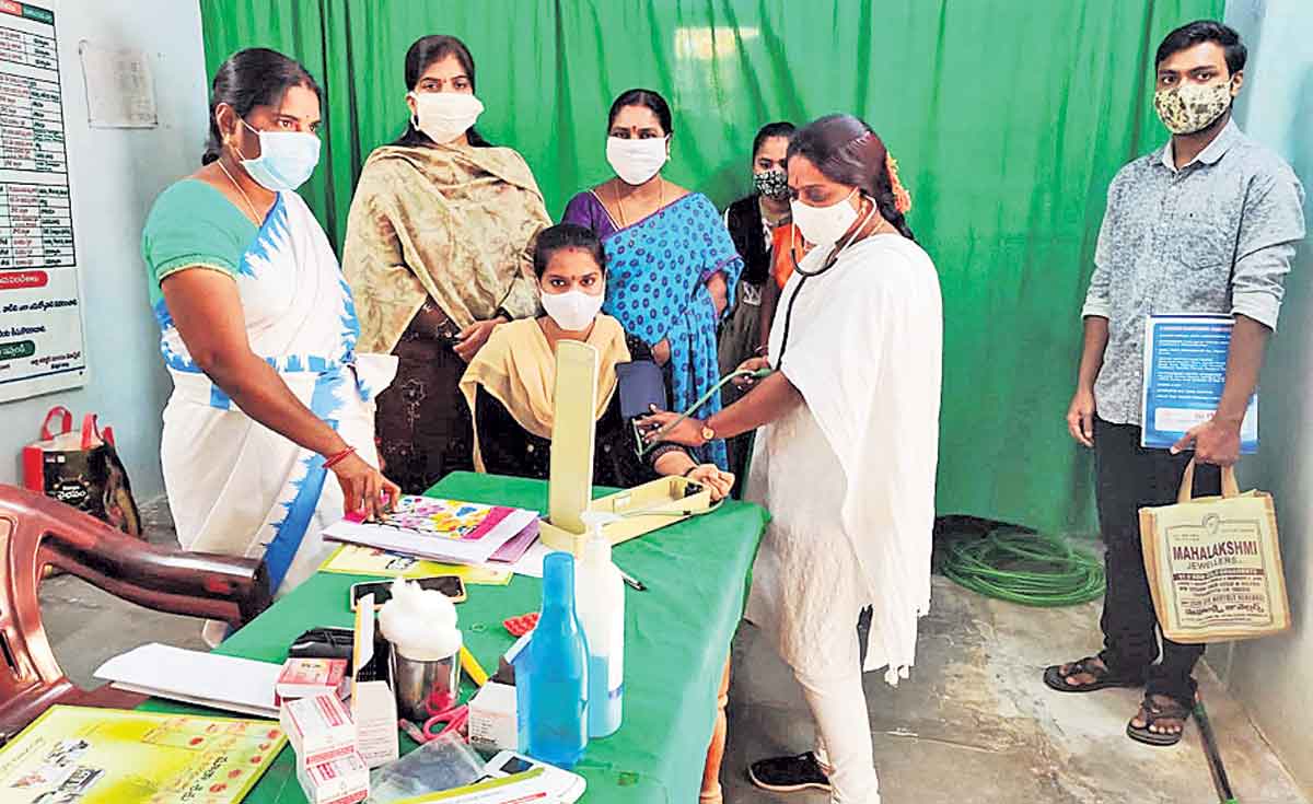 జ్వర సర్వేలో మెడికల్‌ కిట్ల పంపిణీ