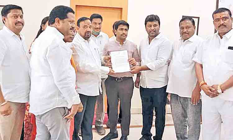 సర్వీస్‌ చార్జీల బకాయిలను విడుదల చేయించాలి