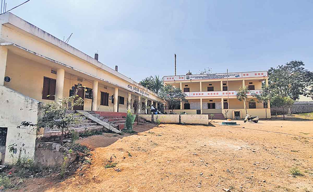 సర్కారు బడికి దాతల చేయూత