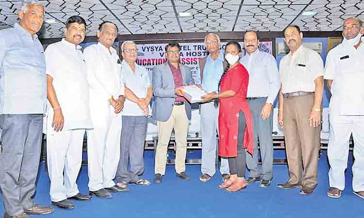 విద్యార్థులు లక్ష్యంతో ముందుకు సాగాలి