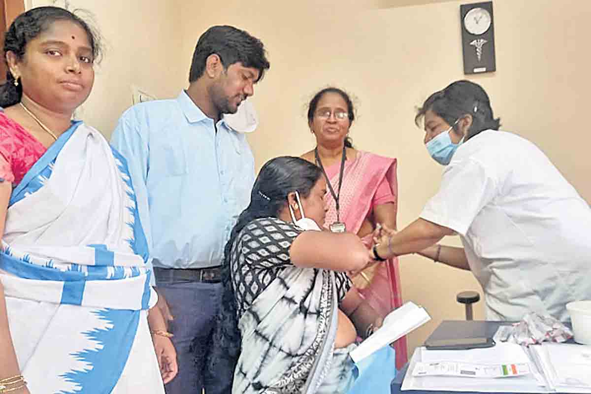 వ్యాక్సినేషన్‌.. జ్వర సర్వేతో అదుపులో కరోనా